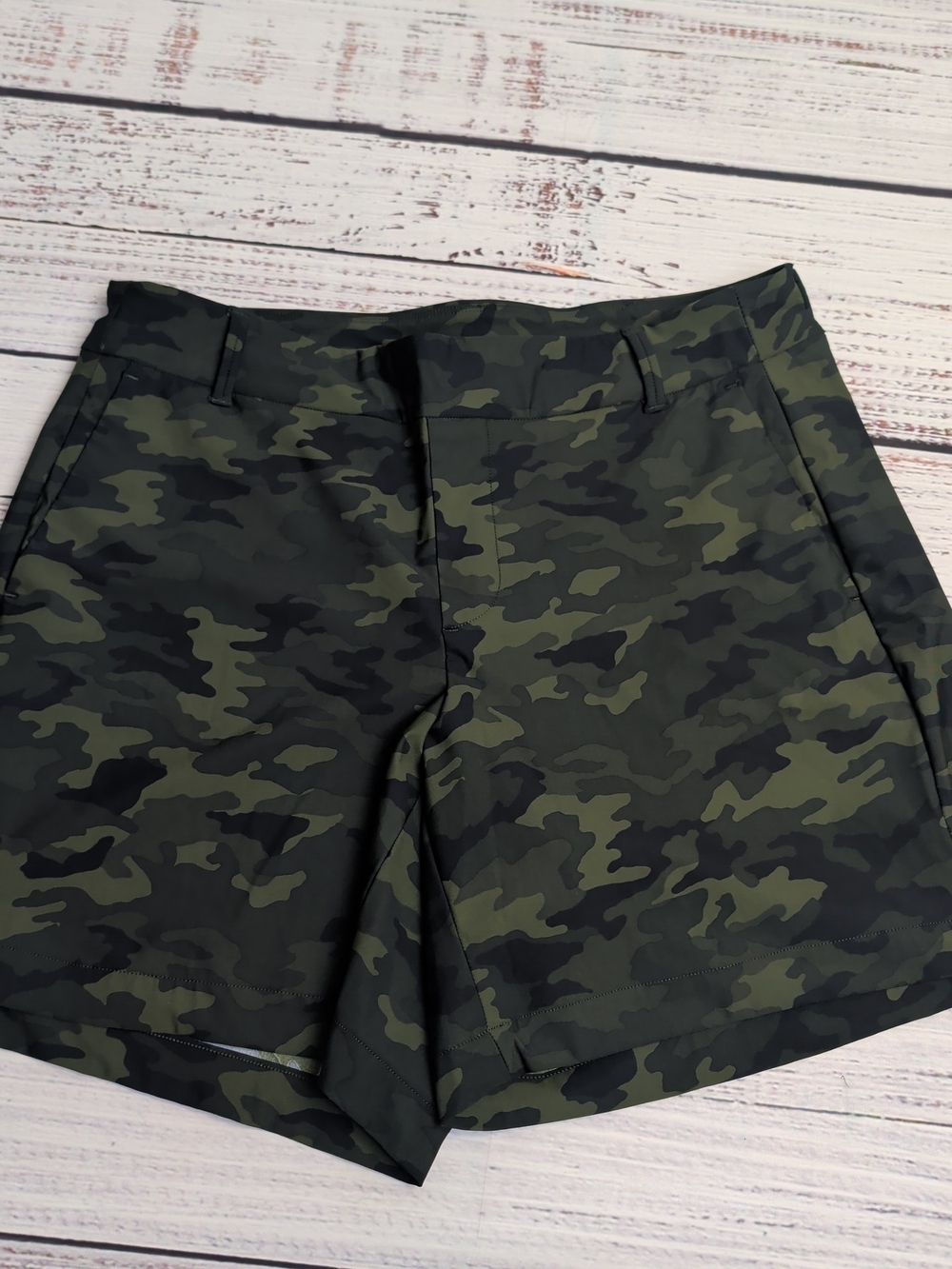Spanx Sunshine Shorts Womens M Green Camo Stretch 6" Quick Dry Pull On $72MSRP
